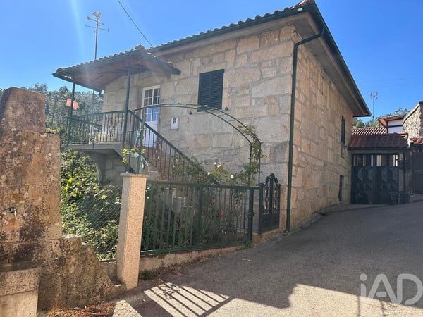 House in Santa Cruz da Trapa - view 1