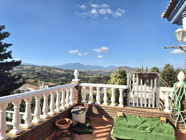 Villa in Alhaurin el Grande - view 1