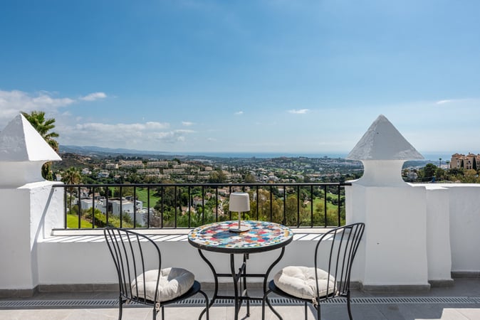 Apartment in Benahavis - view 1