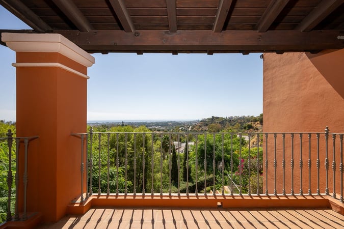 Apartment in Benahavis - view 1