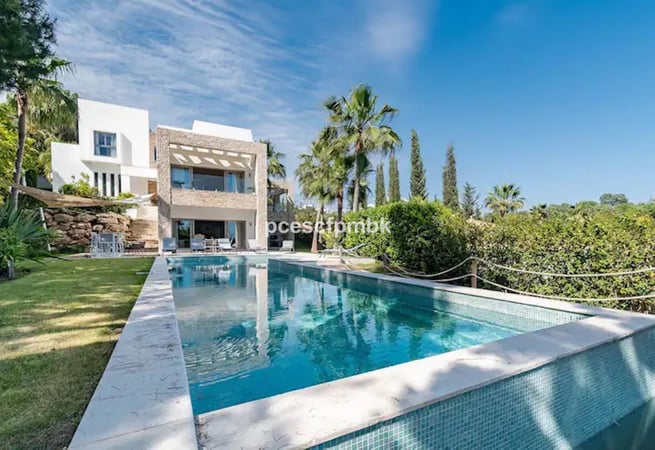 Villa in Benahavis - view 1