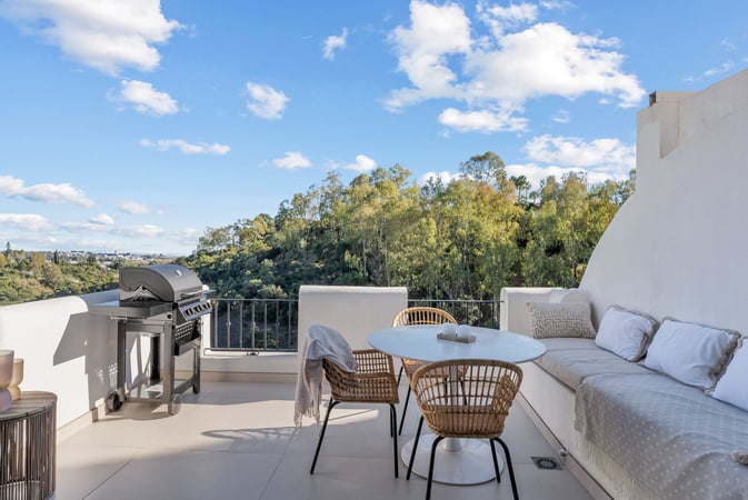 Apartment in Benahavis - view 1