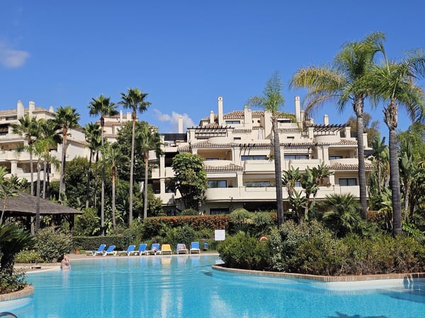 Apartment in Benahavis - view 1