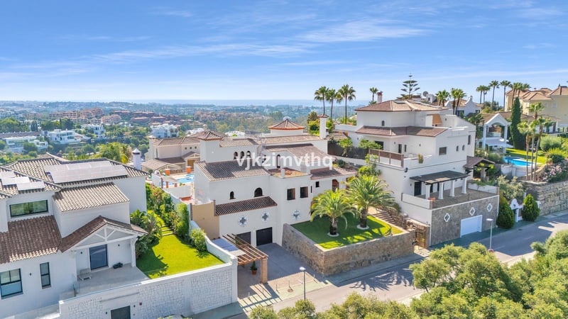 Villa in Benahavis - view 1