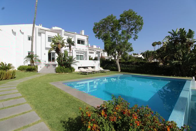 Villa in Nueva Andalucia - view 1