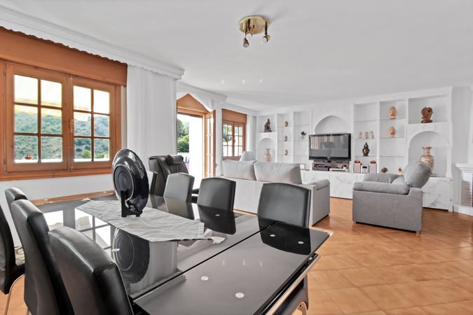 Apartment in Benahavis - view 1