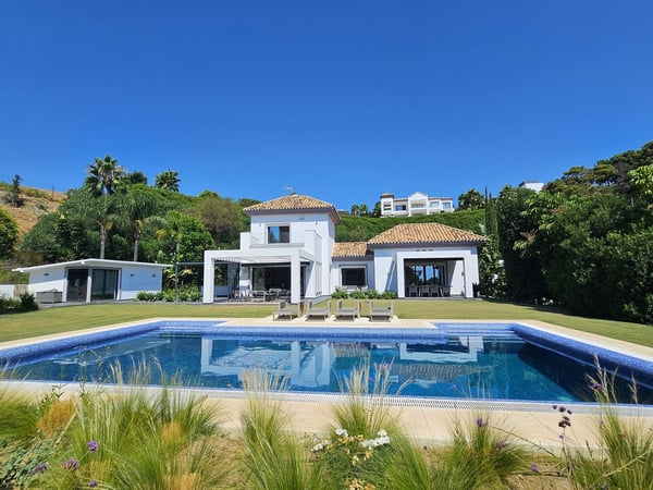Villa in Benahavis - view 1