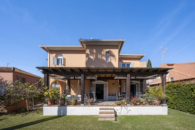 Villa in Nueva Andalucia - view 1