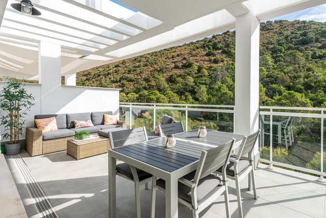Apartment in Benahavis - view 1
