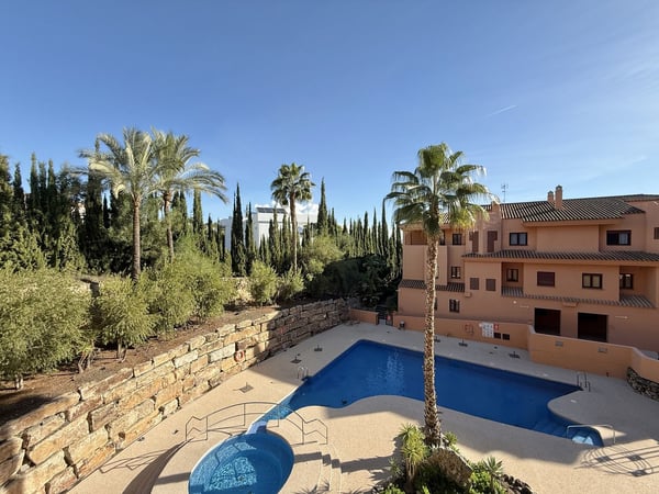 Apartment in Benahavis - view 1