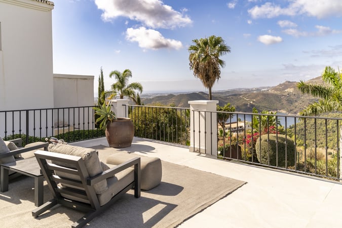 Villa in Istan - view 1