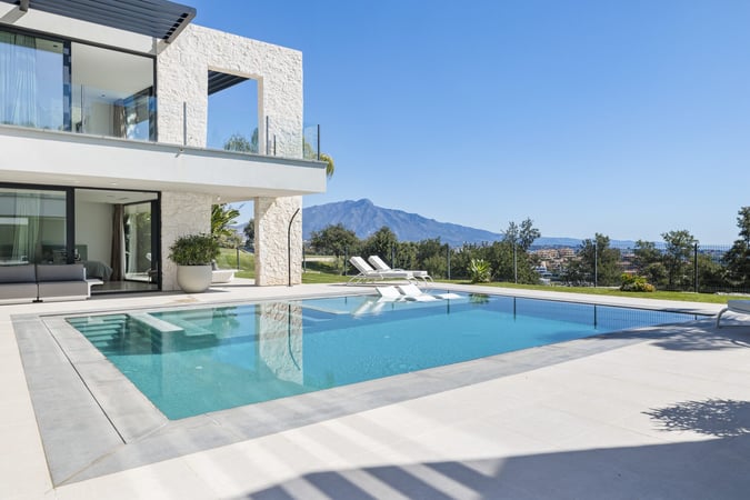 Villa in El Paraiso - view 1