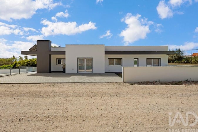 House in Lourinha - view 1