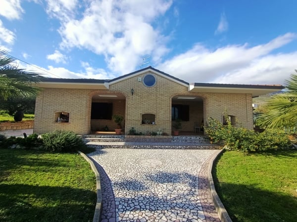 Villa in Castiglione a Casauria - view 1