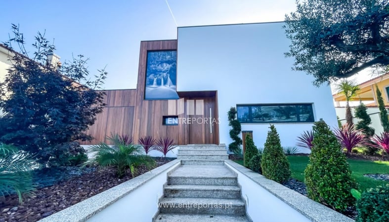 House in Alvaraes - view 1