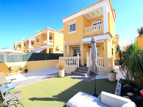 Villa in Urbanizacion El Raso - view 1