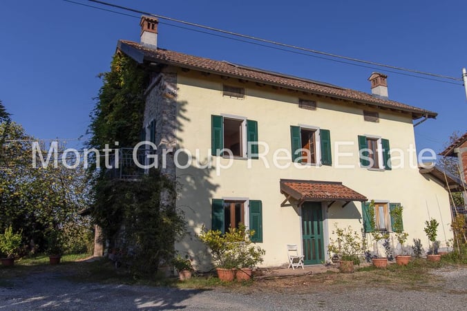 House in Trisobbio - view 1