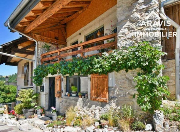 Villa in Montmin - view 1