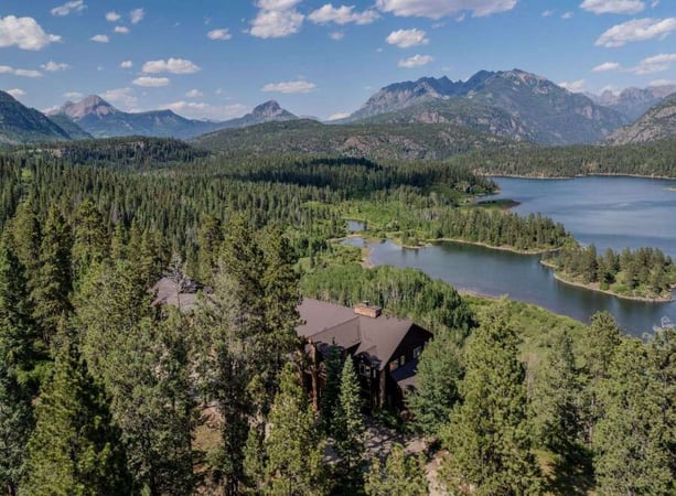 House in Cascade - view 1