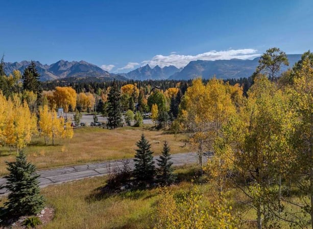 House in Cascade - view 1