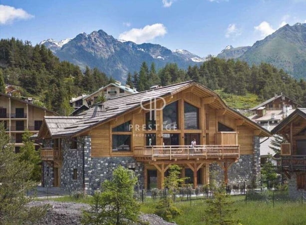 Chalet in Saint-Etienne-de-Tinee - view 1