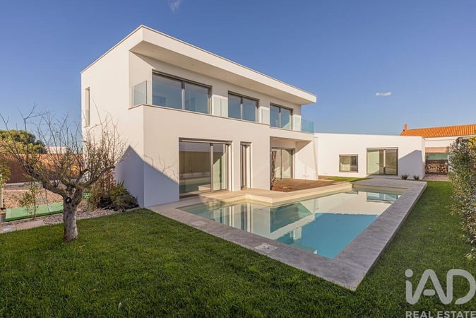 House in Charneca de Caparica - view 1