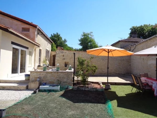 House in Saint-Fraigne - view 1