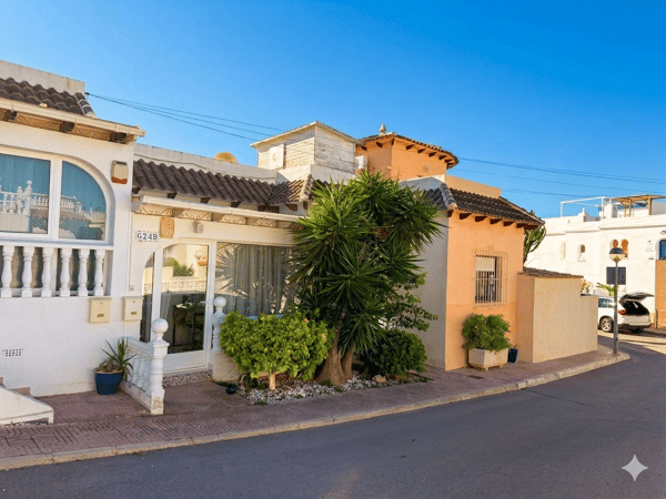 Villa in Villamartin - view 1