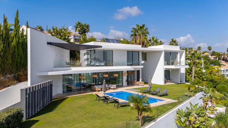 Villa in El Paraiso - view 1