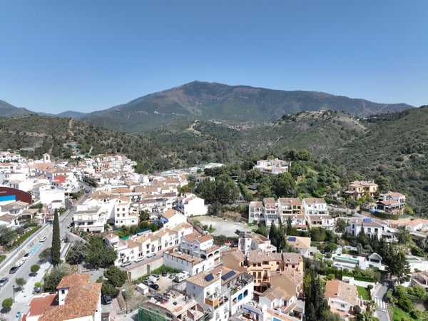 Apartment in Benahavis - view 1