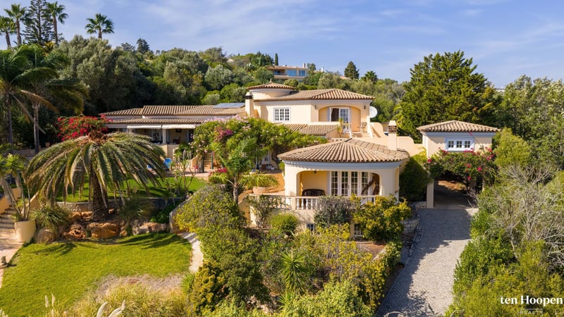 Villa in Lagos - view 1