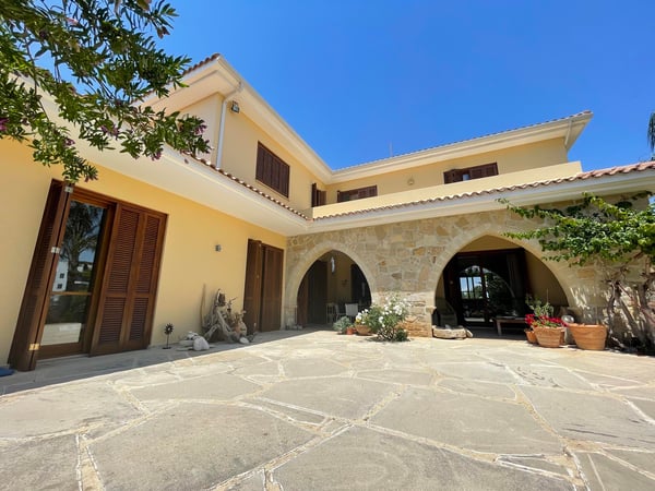 House in Parissinos - view 1