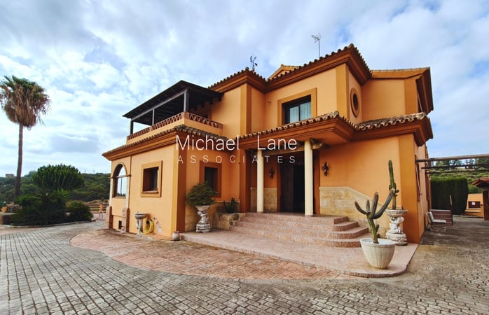 House in Estepona - view 1