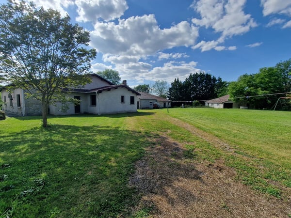 House in Monbahus - view 1
