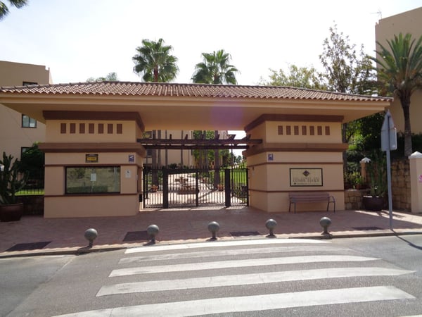 Apartment in Benahavis - view 1