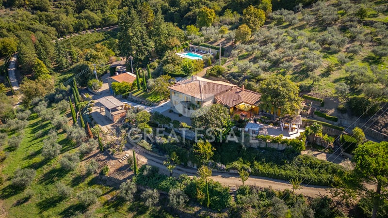 House in Castiglion Fiorentino - view 1