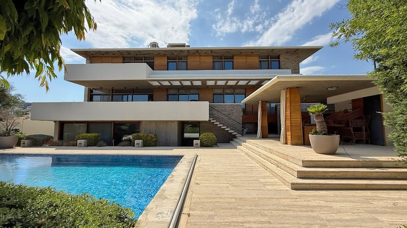 Villa in Ayios Athanasios (quarter) - view 1