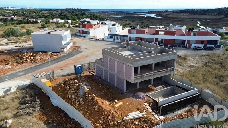 House in Mexilhoeira Grande - view 1