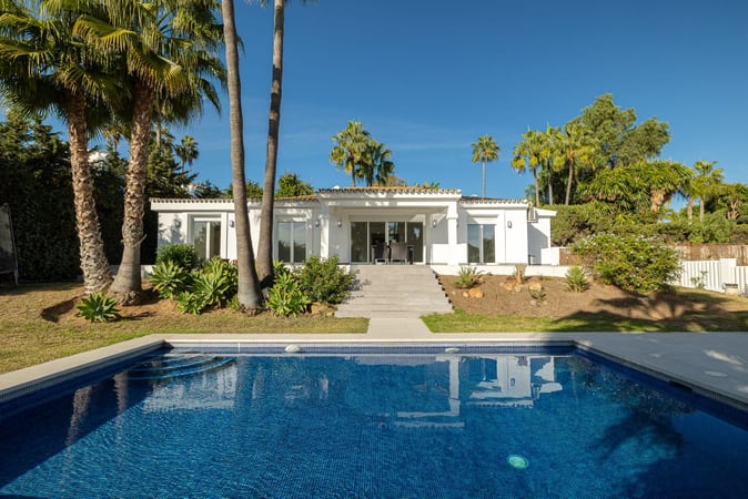 Villa in Estepona - view 1