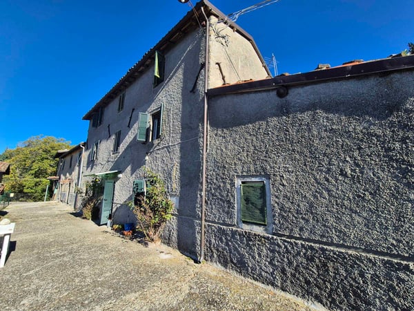 House in Castiglione di Garfagnana - view 1
