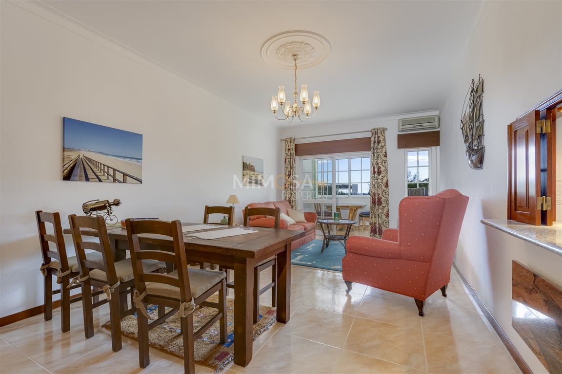 Apartment in Meia Praia - Image 2