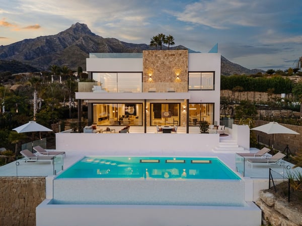 Villa in Nueva Andalucia - view 1