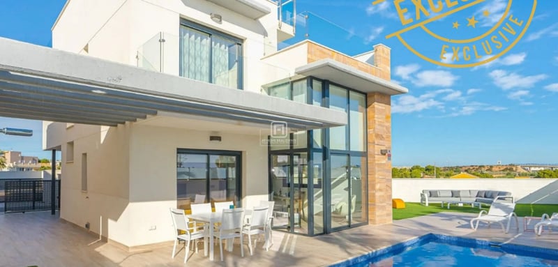 House in La Zenia - view 1