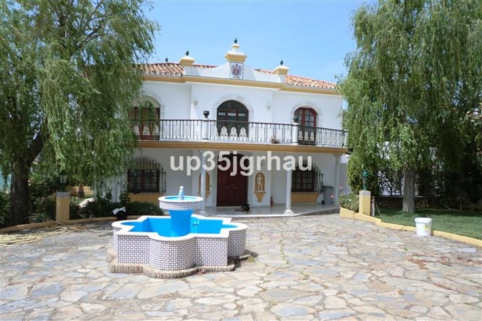 House in Estepona - view 1