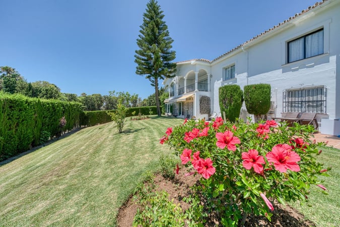 House in El Paraiso - view 1