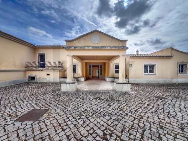 Villa in Faro (Sao Pedro) - view 1