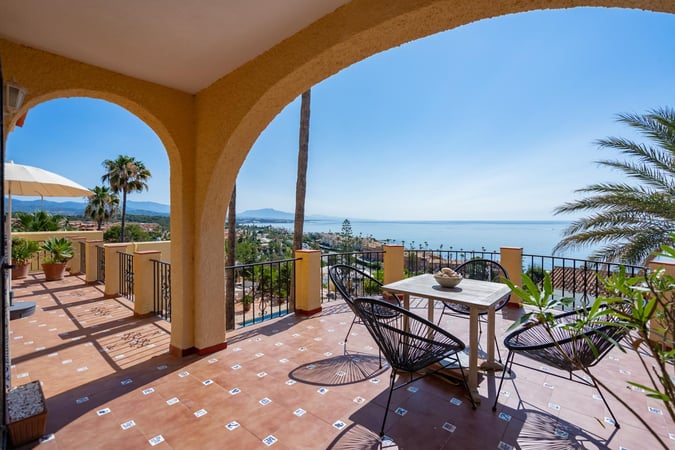 Villa in La Duquesa - view 1