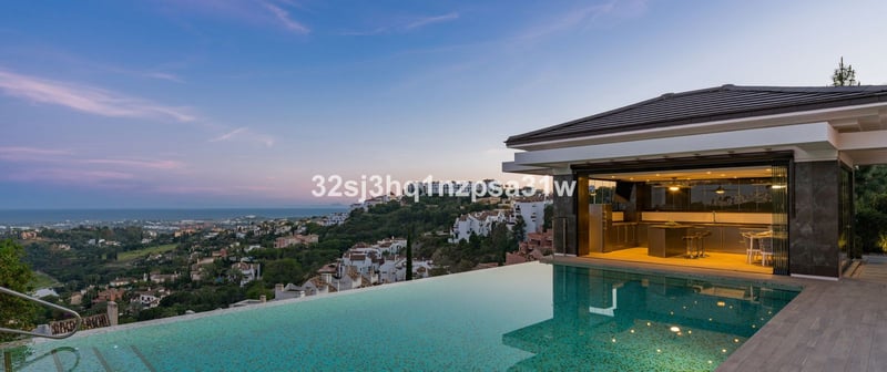 Villa in Benahavis - view 1