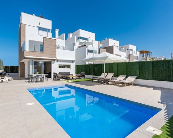 Villa in Urbanizacion El Raso - view 1