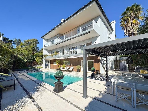Villa in Estoril - view 1
